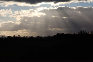 Sonnenstrahlen und Dunkelheit