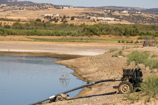 pompe &agrave; eau au bord d'un &eacute;tang en Tunisie