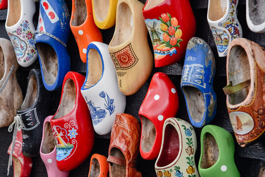Zapatos de madera adornados con diferentes motivos regionales. Zuecos de madera, calzado típico tradicional de Países Bajos-