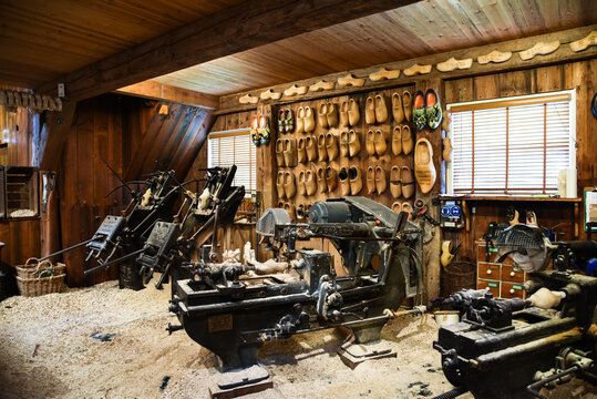 Zaanse Schans, Países Bajos ; 07 26 2022: Interior de un taller artesano de fabricación de zapatos de madera. Zapatos tradicionales de los Países Bajos. 