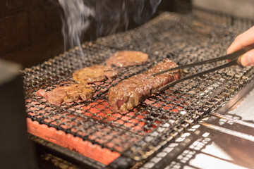 ステーキを厨房の網で焼く