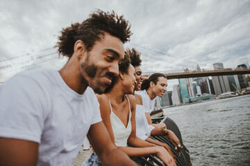 Group of friends spending time togeher in New york city, - obrazy, fototapety, plakaty