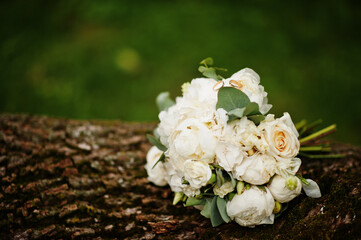 Obraz na płótnie Canvas Beautiful tender wedding bouquet and rings.