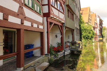 Fototapeta na wymiar Romantisches Ulmer Fischerviertel; Häuserzeile der Fischergasse an der Blau