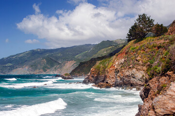 Fototapeta na wymiar View of the californian coast with blue sky