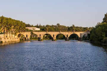 Pont romain de Sommières traversant le Vidourle au coucher du soleil