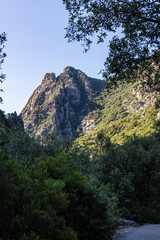 Vue sur les montages autour des Gorges de l'Héric peu après le lever du soleil