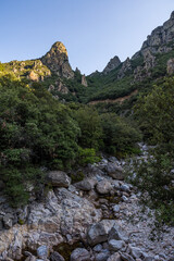 Vue sur les montages autour des Gorges de l'Héric peu après le lever du soleil