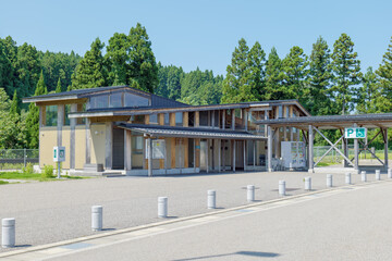 Obraz premium 夏の青空と能越県境PA（上り） 能越自動車道