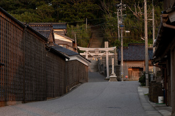夕暮れの能登半島輪島市門前町黒島の街並み　8月