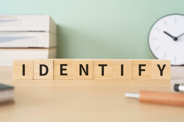 確認・認識のイメージ｜「IDENTIFY」と書かれたブロックが置かれたデスク

