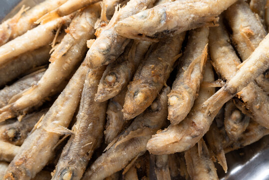 Deliziosi bianchetti insemolati e fritti, cibo italiano 