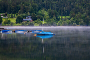 Boote fr&uuml;h morgens am Grundlsee im Morgennebel, &Ouml;sterreich, Steiermark im Sommer
