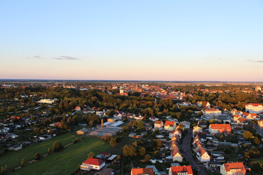 Stadtaufnahme (Delitzsch, Sachsen) von oben in der Abendstimmung