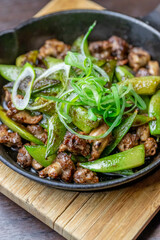 ホルモンとスナップエンドウ焼き