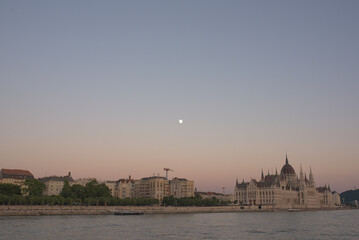 Obraz na płótnie Canvas Budapest at dusk