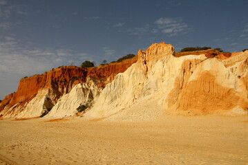 Les falaises sur la plage d'Albufeira en Algarve au Portugal 