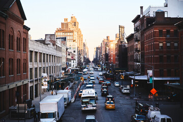  Quartier de Brooklyn avec facades en briques à New York City, USA, une rue avec de nombreuses voitures - obrazy, fototapety, plakaty