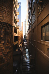 Quartier de Brooklyn avec facades en briques à New York City, US. Une petite ruelle sombre 