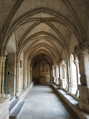 Le cloître Saint-Trophime de l’ancienne cathédrale d’Arles, France - obrazy, fototapety, plakaty