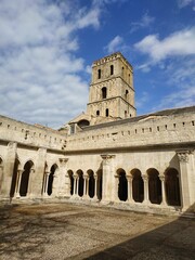 Fototapeta premium Le cloître Saint-Trophime de l’ancienne cathédrale d’Arles, France