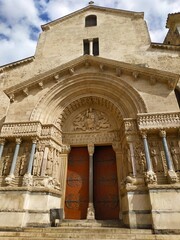 Fototapeta na wymiar Façade de l'Eglise Sainte-Trophime, Arles, France