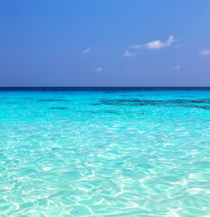 Fototapeta na wymiar Beautiful beach and turquoise water in Maldives.