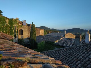 Toits du vieux village de Châteauneuf de Mazenc au coucher du soleil, Drôme, France