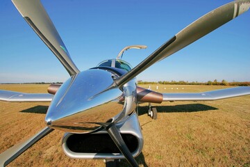 Propellerflugzeug bei der Arbeit © Peter
