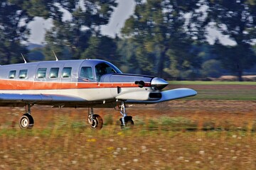 Propellerflugzeug bei der Arbeit © Peter