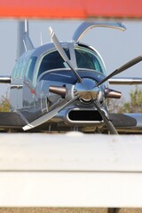 Propellerflugzeug bei der Arbeit