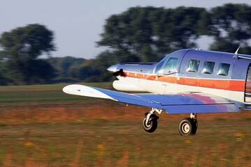 Propellerflugzeug bei der Arbeit © Peter