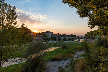 Soleil couchant sur le pont romain transversant le Vidourle à Sommières