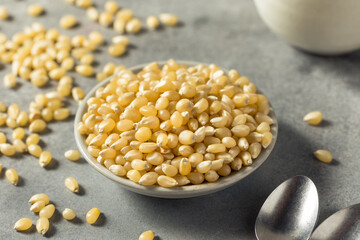 Dry Organic White Popcorn Kernels