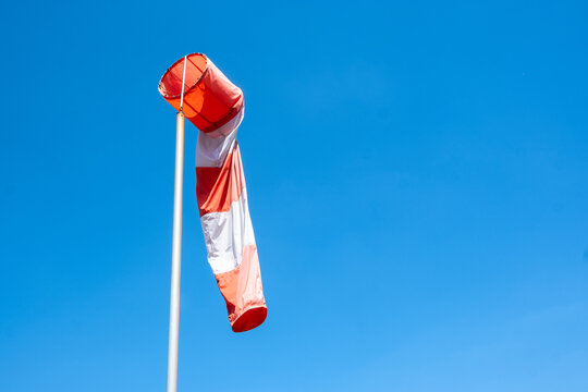 Windhose vor blauem Himmel