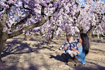 Visitando los almendros en flor en familia mamá, papá e hijo