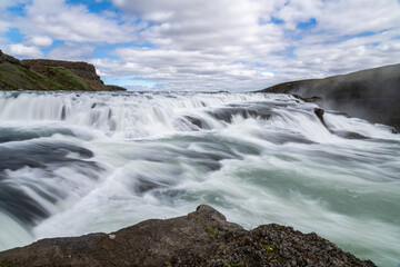 spektakulärer Wasserfall Gullfoss in Langzeitaufnahme