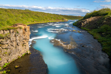 Fototapeta na wymiar leuchtender blauer Fluss zwischen Felsen