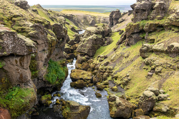 felsige Schlucht mit Meer im Hintergrund