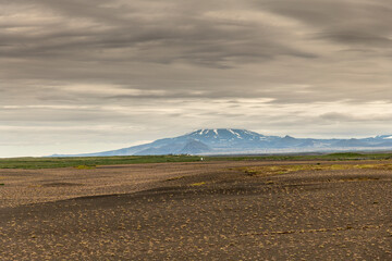 Vulan Hekla in Lavalandschaft im Abendlicht