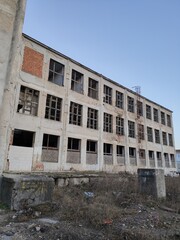 Fototapeta na wymiar abandoned building in the city
