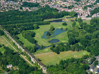 vue aérienne des jardins du château de Maintenon dans l'Eure-et-Loir en France