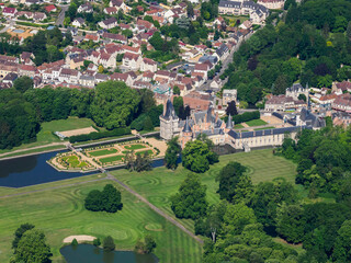 Fototapeta premium vue aérienne du château de Maintenon dans l'Eure-et-Loir en France