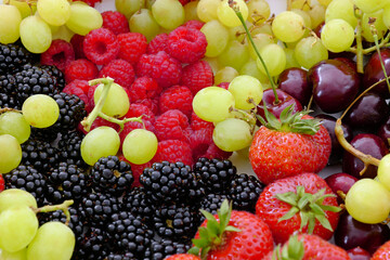 Brombeeren, Weintrauben, Himbeeren, Kirschen, Erdbeeren