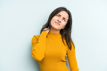 Obraz premium Young caucasian woman isolated on blue background suffering neck pain due to sedentary lifestyle.