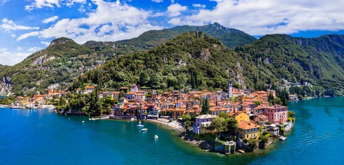 Türaufkleber One of the most beautiful lakes of Italy - Lago di Como. aerial panoramic view of beautiful Varenna village, popular tourist attraction © Freesurf