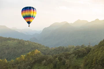 Foto auf Acrylglas Heißluftballon über dem Berg © littlestocker