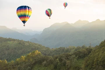 Deurstickers Heteluchtballon over de berg © littlestocker