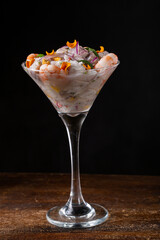 Ceviche de robalo com raspas de coco na taça com fundo neutro