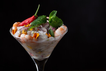 Ceviche de robalo com raspas de coco.